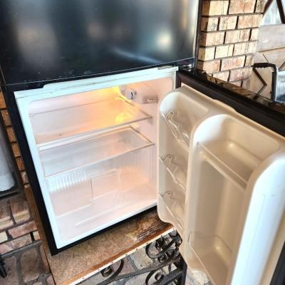 Lot #121  Arctic King Mini Fridge - works