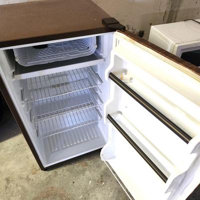 Lot #134  SANYO Mini Fridge - works