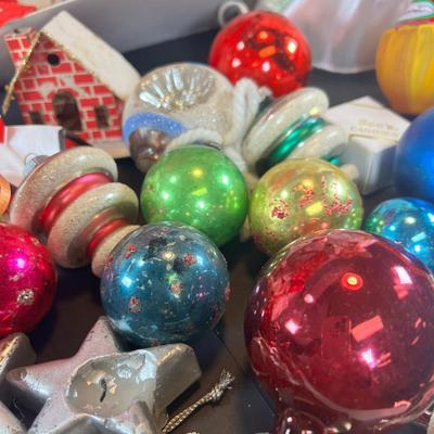 ViNTAGE CHRISTMAS ORNAMENTS AND 4 BAGS OF CLEAR LIGHTS