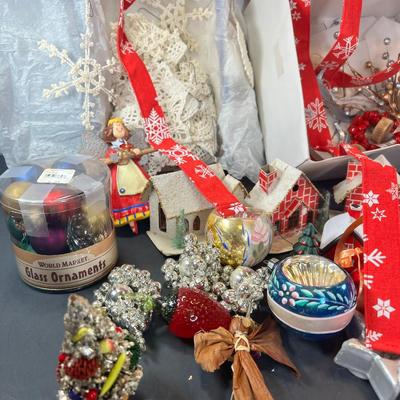 ViNTAGE CHRISTMAS ORNAMENTS AND 4 BAGS OF CLEAR LIGHTS