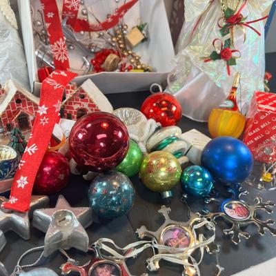 ViNTAGE CHRISTMAS ORNAMENTS AND 4 BAGS OF CLEAR LIGHTS