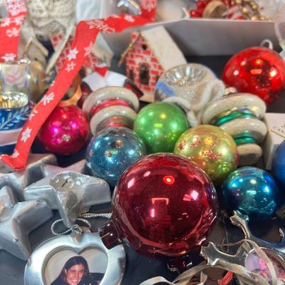 ViNTAGE CHRISTMAS ORNAMENTS AND 4 BAGS OF CLEAR LIGHTS