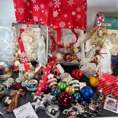 ViNTAGE CHRISTMAS ORNAMENTS AND 4 BAGS OF CLEAR LIGHTS