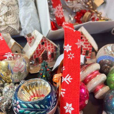 ViNTAGE CHRISTMAS ORNAMENTS AND 4 BAGS OF CLEAR LIGHTS