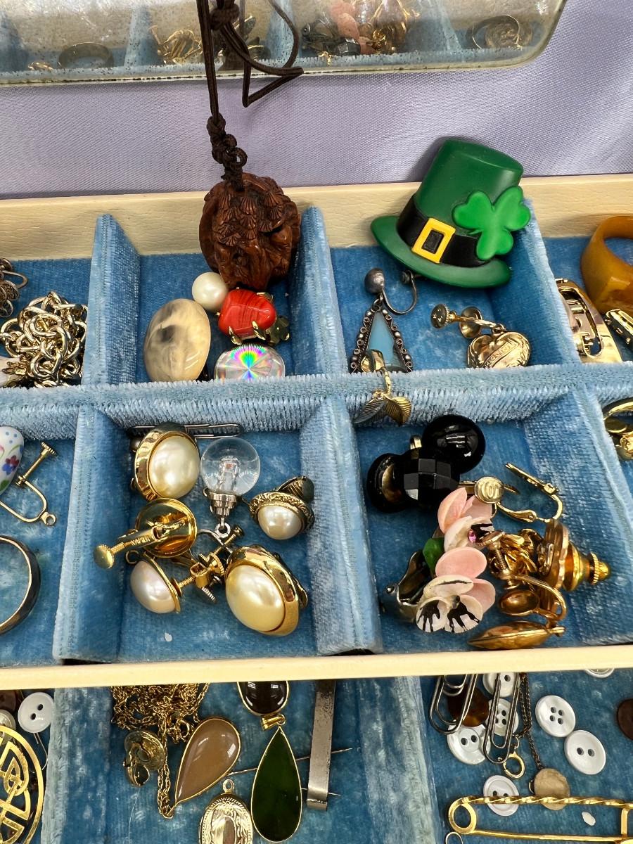 Costume jewelry and Vintage box | EstateSales.org