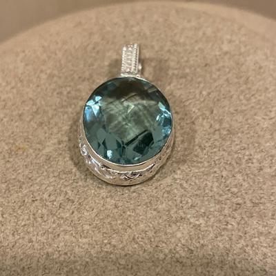 Oval aquamarine color pendant