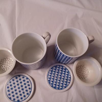 blue and white lidded tea diffuser mugs