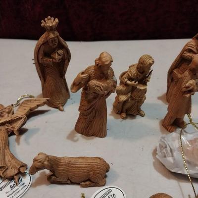 HAWTHORNE VILLAGE SMALL WOODEN NATIVITY SCENE PIECES AND ORNAMENTS