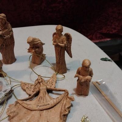 HAWTHORNE VILLAGE SMALL WOODEN NATIVITY SCENE PIECES AND ORNAMENTS