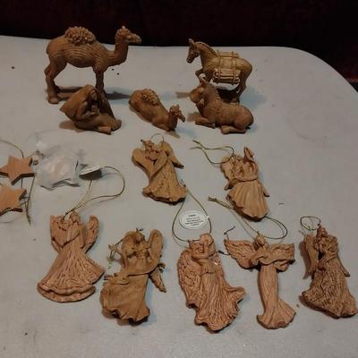 HAWTHORNE VILLAGE LARGER WOODEN NATIVITY SCENE PIECES AND ORNAMENTS