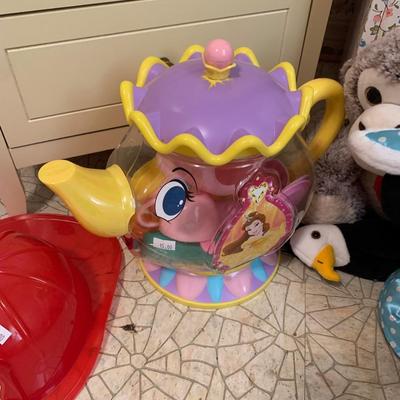 Dresser & toys