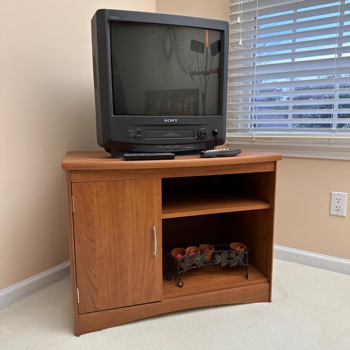 LOT 37UB2 Sony TV w/ TV Stand