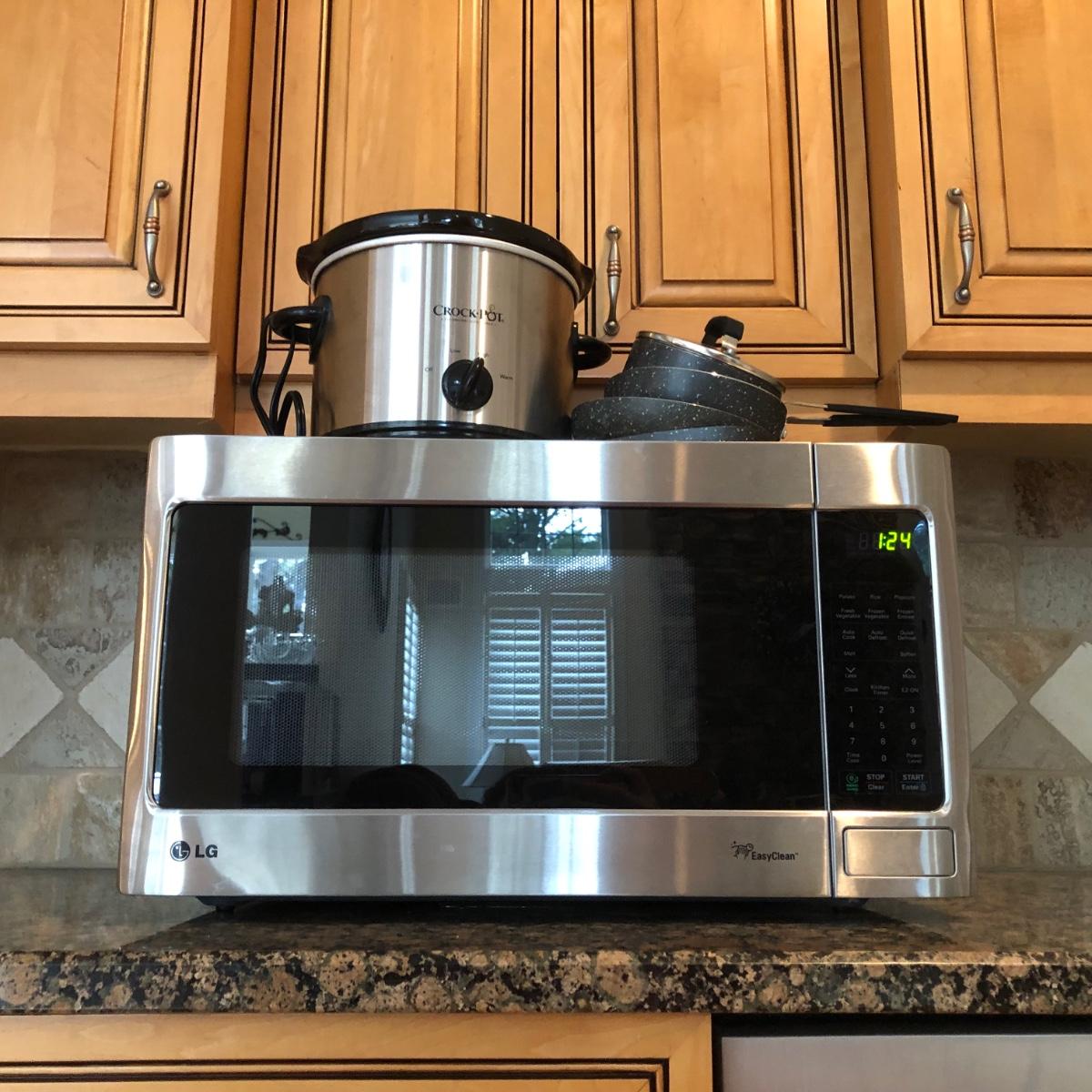 LOT 85K LG Easy Clean Microwave Model LCRT1513ST/00, Crock Pot Model