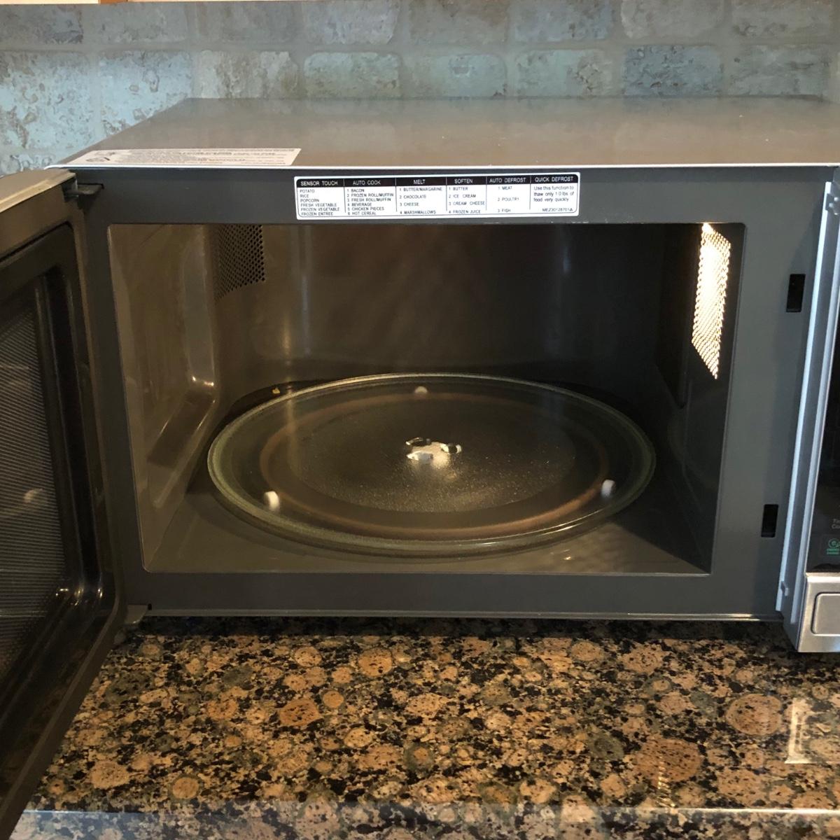 LOT 85K LG Easy Clean Microwave Model LCRT1513ST/00, Crock Pot Model