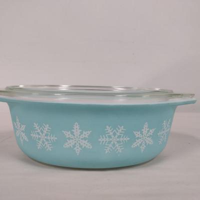 Vintage Pyrex 1 1/2 Quart Baking Dish with Lid- Snowflake Design