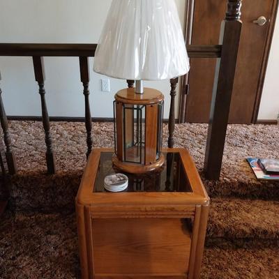 2 TIER SIDE TABLE AND 2 MATCHING WOOD BASE TABLE LAMPS