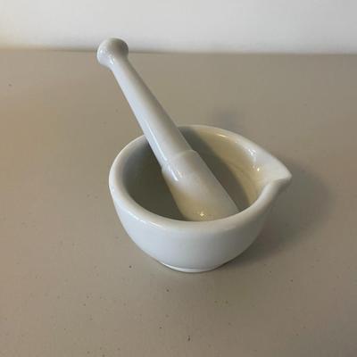 White Manual Spice Grinder - Mortar and Pestle