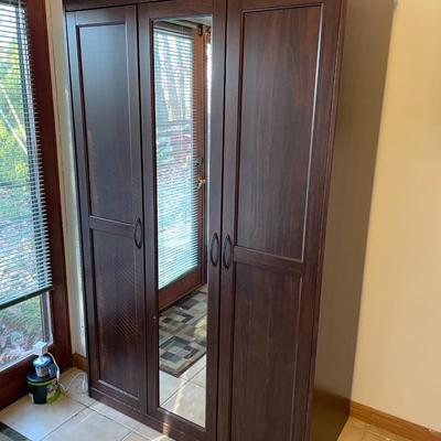 Wardrobe / Armoire