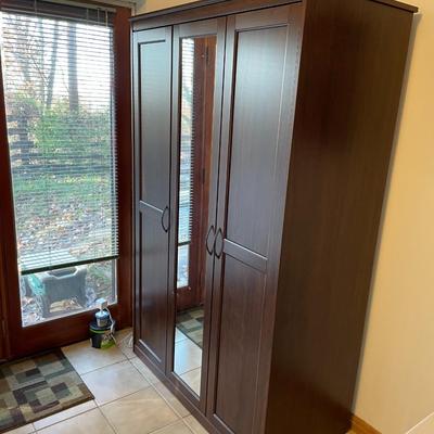 Wardrobe / Armoire