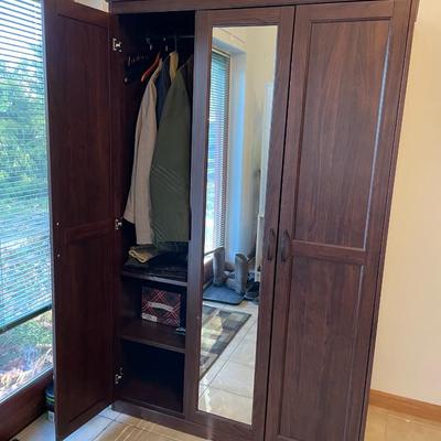 Wardrobe / Armoire