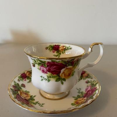 Set of 4 Tea Cups and Saucers - Royal Albert Bone China - "Old Country Roses"