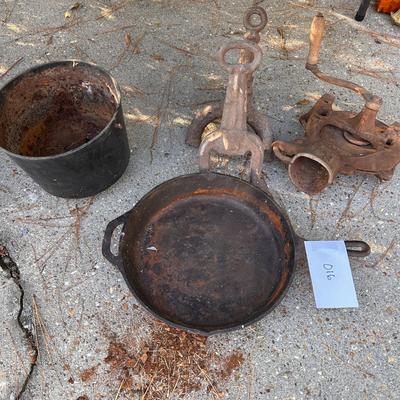 Mixed lot of cast Iron and Primitives