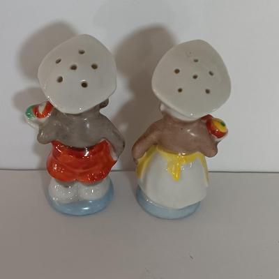 Vintage pig salt & pepper - Estes Park Salt & pepper shakers an owl shaker with small souvenir crock