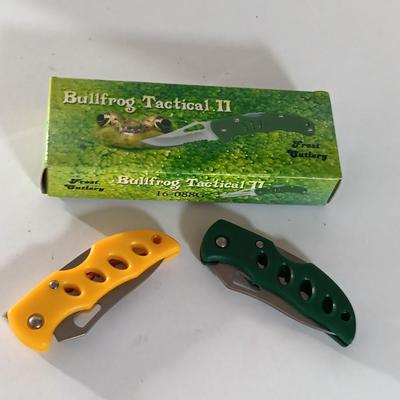 Bullfrog Tactical II Knife and two smaller Frost cutlery pocketknives NIB