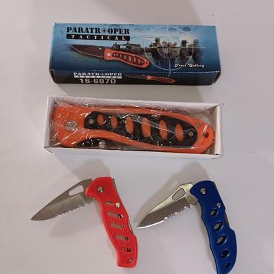 Paratrooper Tactical knife with two smaller Frost Cutlery pocketknives NIB