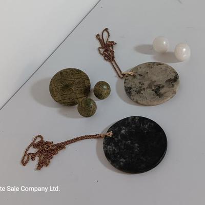 Beautiful raw Stone pennants with chains and stone earrings
