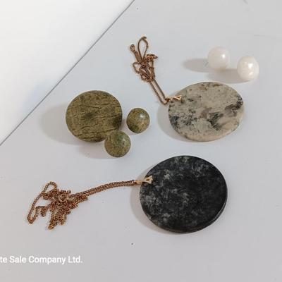 Beautiful raw Stone pennants with chains and stone earrings