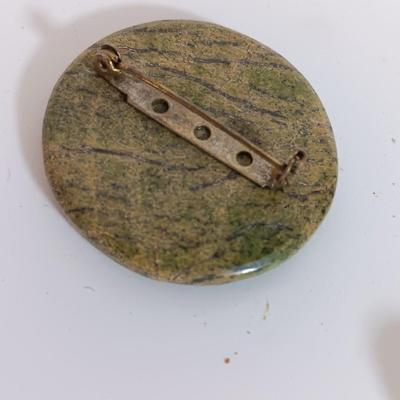 Beautiful raw Stone pennants with chains and stone earrings