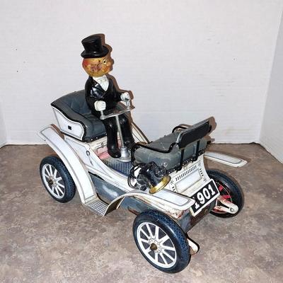 VINTAGE BATTERY OPERATED 1901 CAR