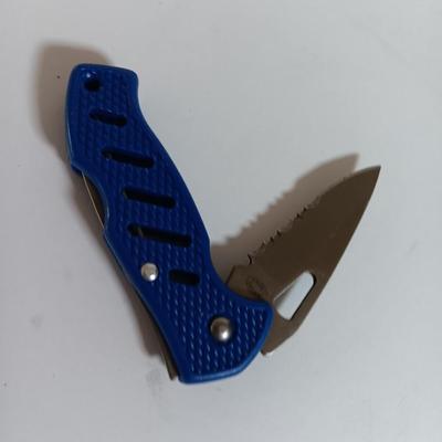 Three pocketknives The Maltese and two frost cutlery knives