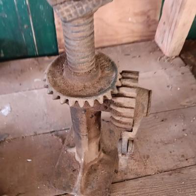 Antique Cast Iron No. 18 Ratcheting Car Screw Jack - Early 1900s Model T or Model A T Jack
