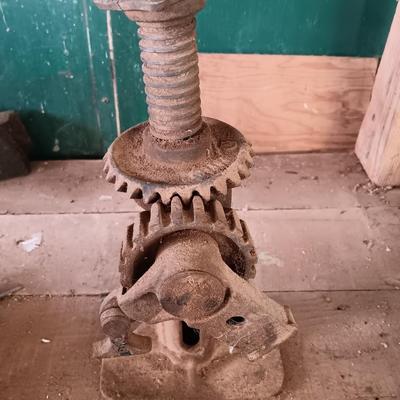 Antique Cast Iron No. 18 Ratcheting Car Screw Jack - Early 1900s Model T or Model A T Jack