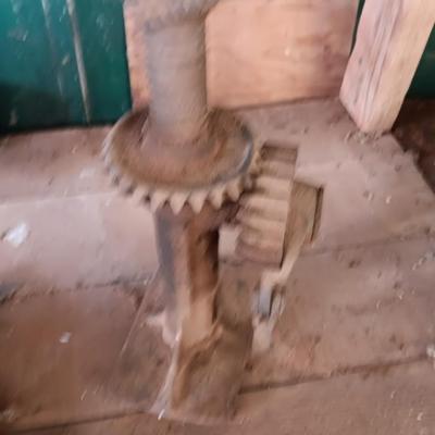 Antique Cast Iron No. 18 Ratcheting Car Screw Jack - Early 1900s Model T or Model A T Jack