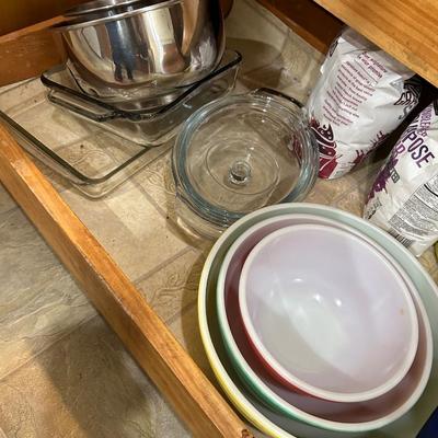 Pyrex and glass kitchen bowl lot- all seen