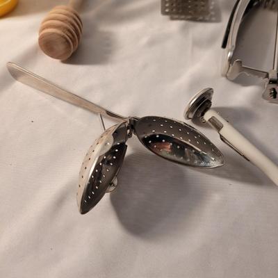 Large Assortment of Kitchen Utensils (DR-CE)