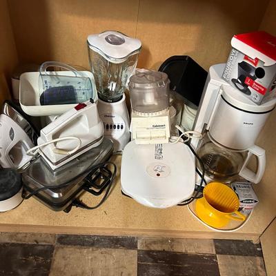 Lot of electric kitchen appliances, state, fresh, all scene