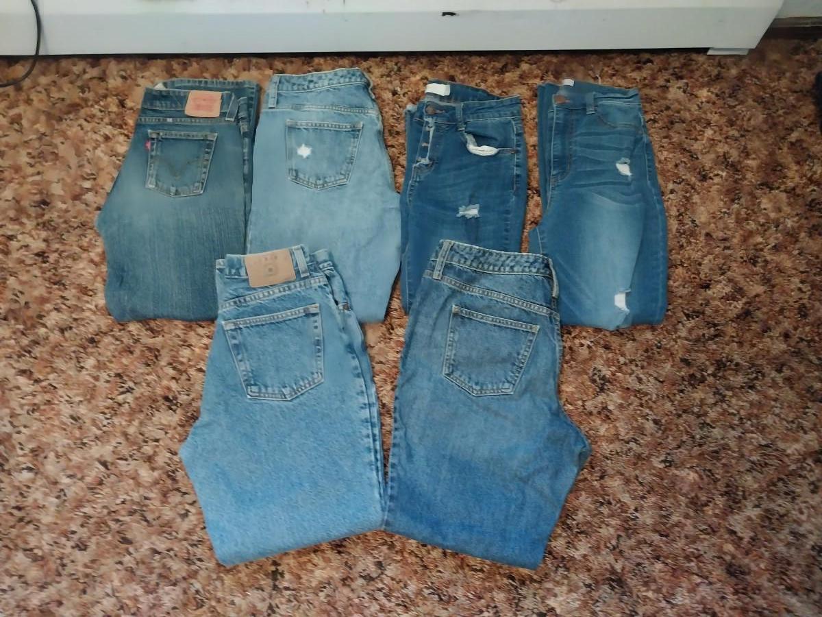 LADIES DENIM JEANS SIZE 4 AND 6 | EstateSales.org