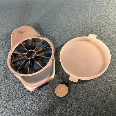 PAMPERED CHEF APPLE WEDGER TOOL w/ PLASTIC COVER