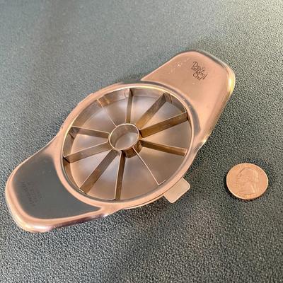 PAMPERED CHEF APPLE WEDGER TOOL w/ PLASTIC COVER