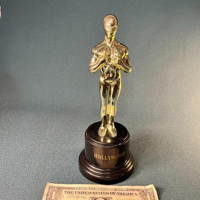 IMITATION HOLLYWOOD  OSCAR STATUE 