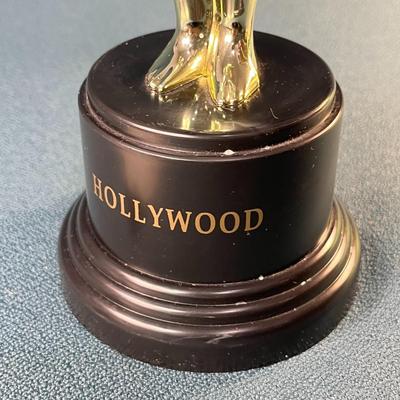 IMITATION HOLLYWOOD  OSCAR STATUE 