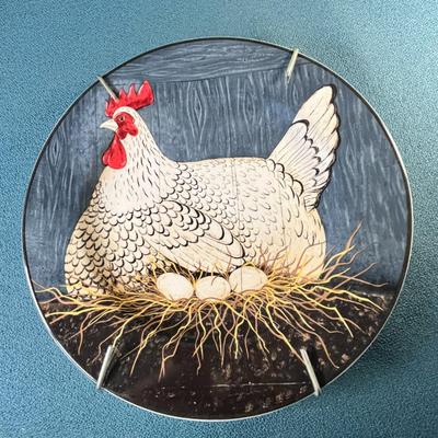 FUN PAIR OF CHICKEN PLATES ON HOLDER/HANGERS WARREN KIMBLE COLLECTION