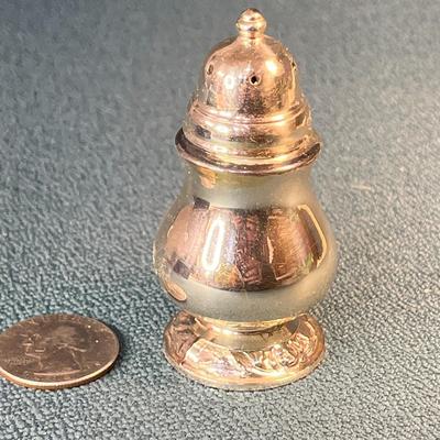 SET OF 4 FANCY ONEIDA SALT & PEPPER SHAKERS IN BOX