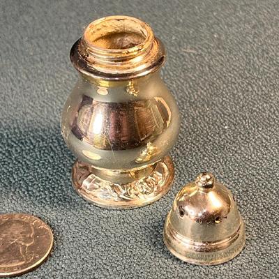 SET OF 4 FANCY ONEIDA SALT & PEPPER SHAKERS IN BOX