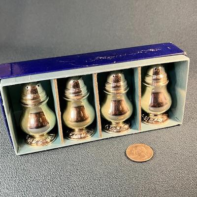 SET OF 4 FANCY ONEIDA SALT & PEPPER SHAKERS IN BOX