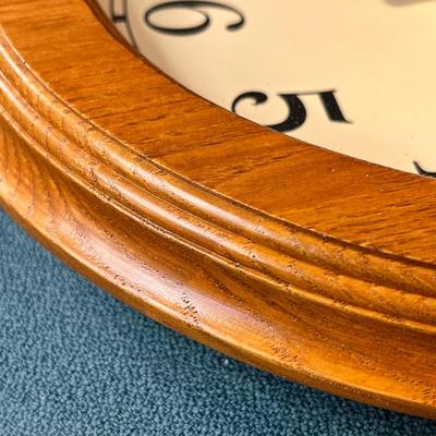 INGRAHAM WOOD FRAMED OVAL WALL CLOCK, BATTERY OPERATED, WORKS!